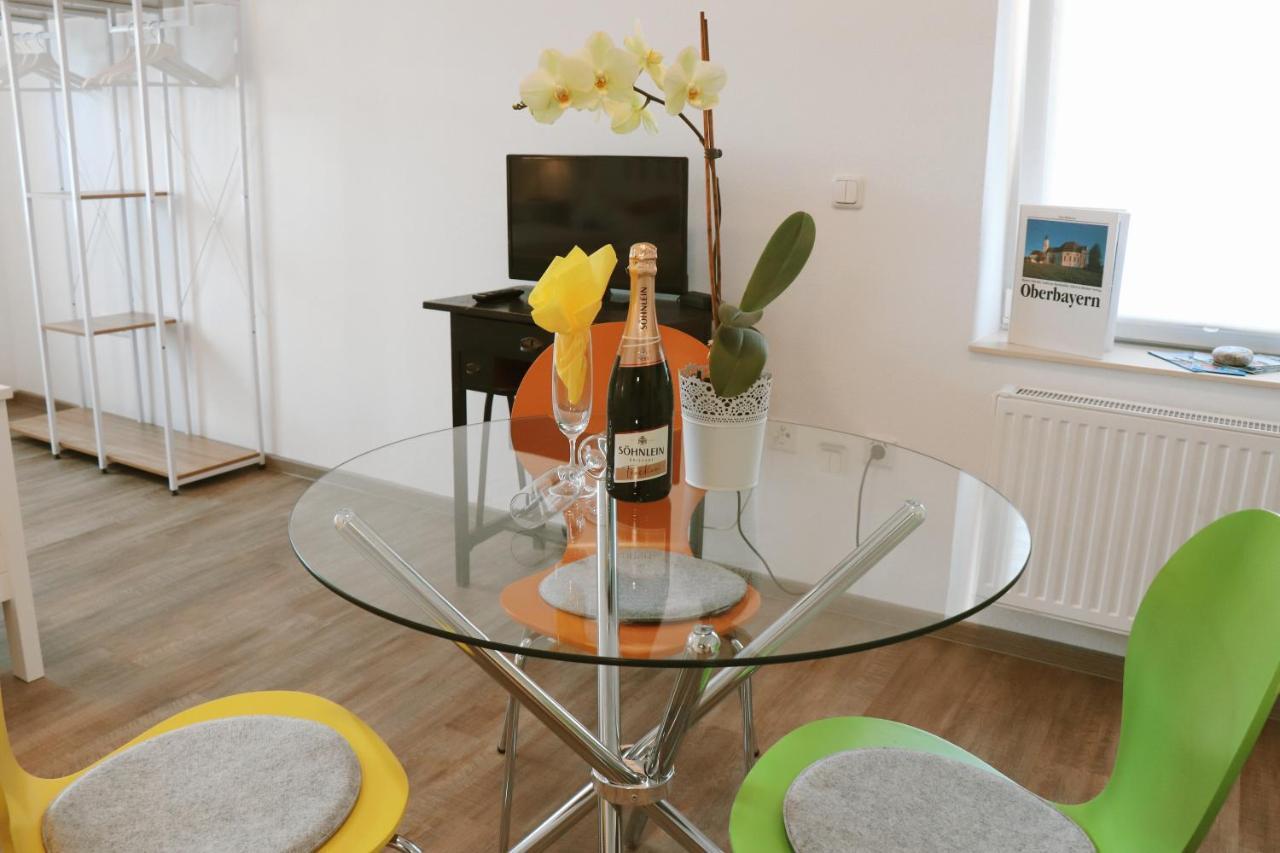 Helles Apartment Fuer 1-2 Pers. Mit Parkplatz Und Wifi Kraiburg am Inn Esterno foto