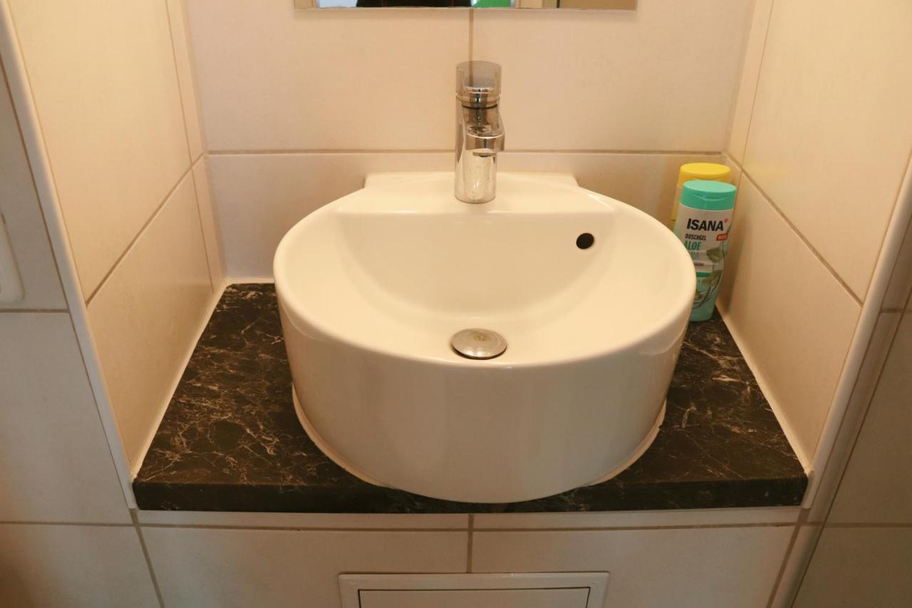 Helles Apartment Fuer 1-2 Pers. Mit Parkplatz Und Wifi Kraiburg am Inn Esterno foto
